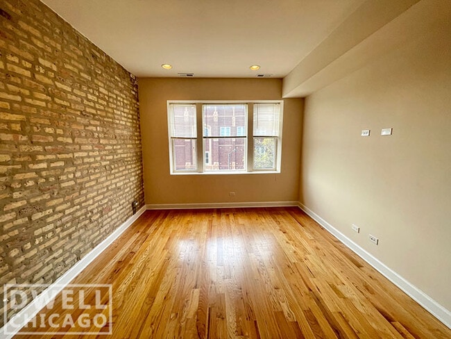 Building Photo - 3352 W Wilson Ave