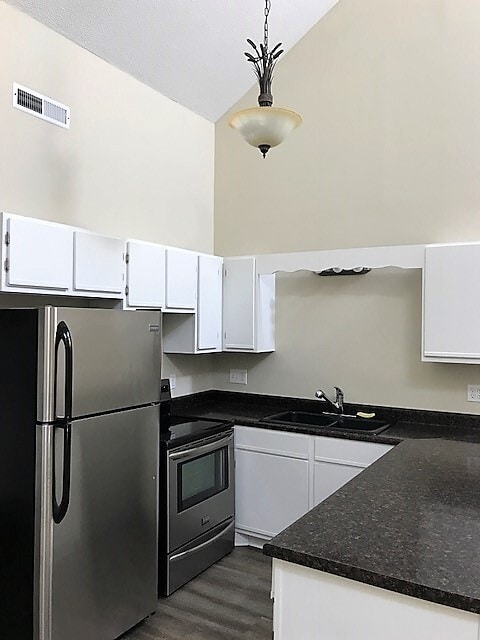 Building Photo - Golf Colony Unit 13E - STUDIO