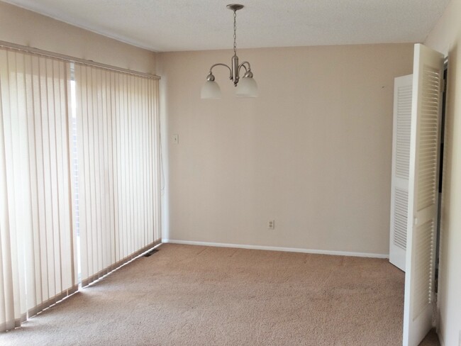 Building Photo - Wonderfull Two Bedroom/Two Bathroom Townhouse