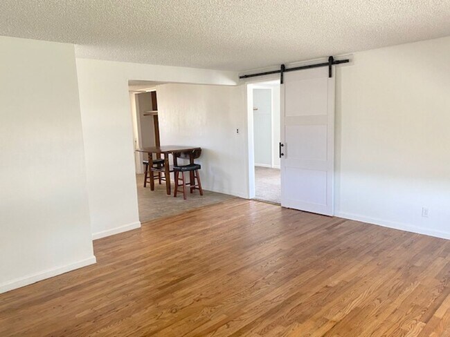 Foto del edificio - Home w/ Detached Garage For Rent!
