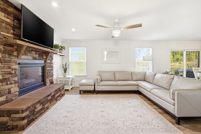 Foto del edificio - Modern Riverwood Retreat | Spacious 3BR Home in Prime Charlottesville Location