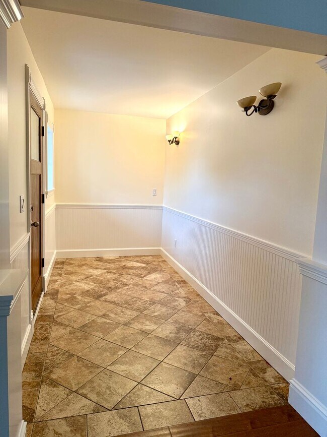 Foto del edificio - $2,400 / 2 BR - Beautifully Updated Home in Desirable Alameda Neighborhood