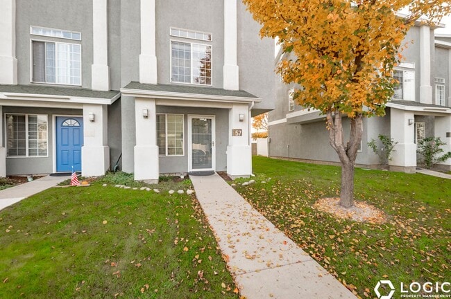 Building Photo - Spacious Row End Townhome in Amazing Locat...