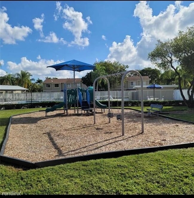 Building Photo - 4 br, 2 bath Townhome - 3509 NW 111th Ter