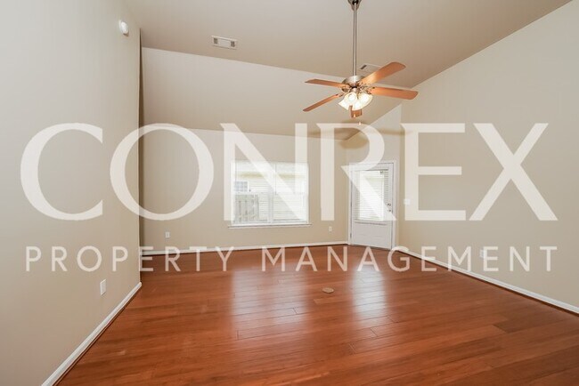 Foto del edificio - Beautiful Brick Home w/Tons of Space