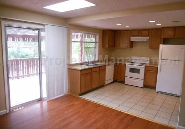 Building Photo - Beautiful 3 Bedroom Single-Family Home!