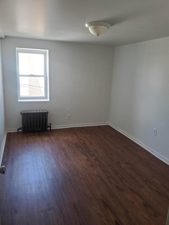 Building Photo - 323 S Jackson St
