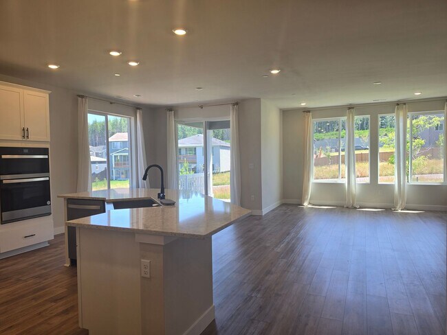 Building Photo - 3 Bedroom Plus Den Rambler in Arborwood!