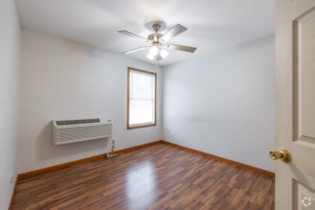 1BR, 1BA - 500SF - Bedroom - 217 Twin Ridge Rd