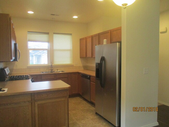 Building Photo - Green area 3 Bedroom 2 Bath home with Garage