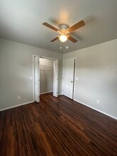 Building Photo - 1122 Oak Ln