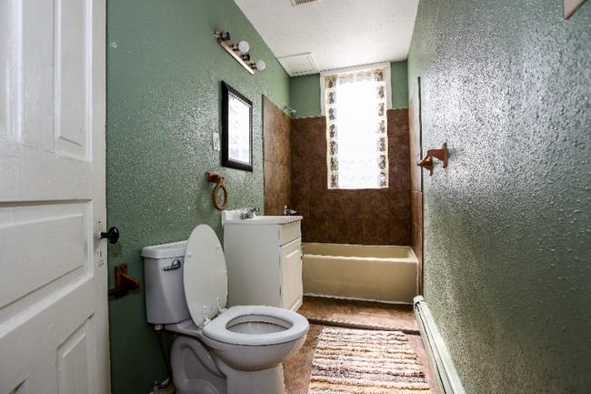 Building Photo - 644 Van Buren St NE