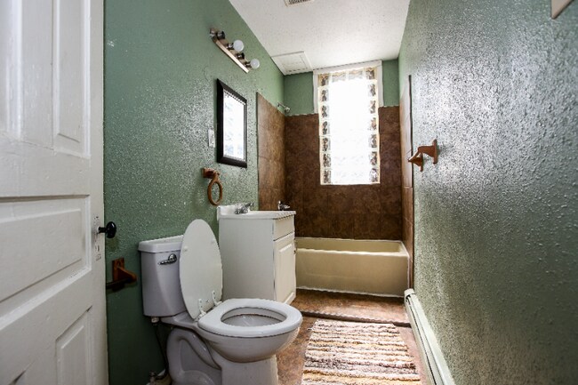 Foto del edificio - 644 Van Buren St NE