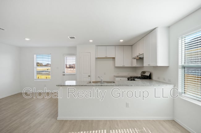 Foto del edificio - 5510 Basil Chase
