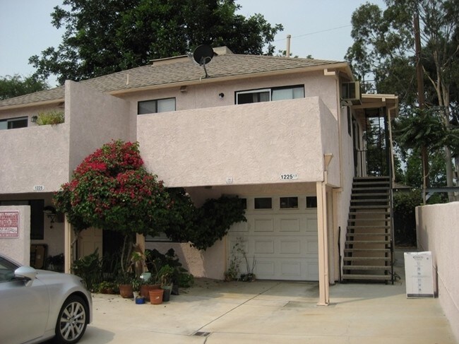 Building Photo - 1225 N Screenland Dr