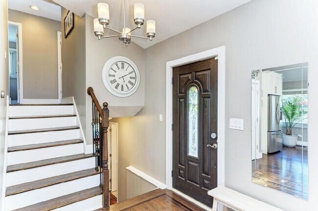 Foto del edificio - Beautiful 4-bedroom, 2.5 bathroom tri-level