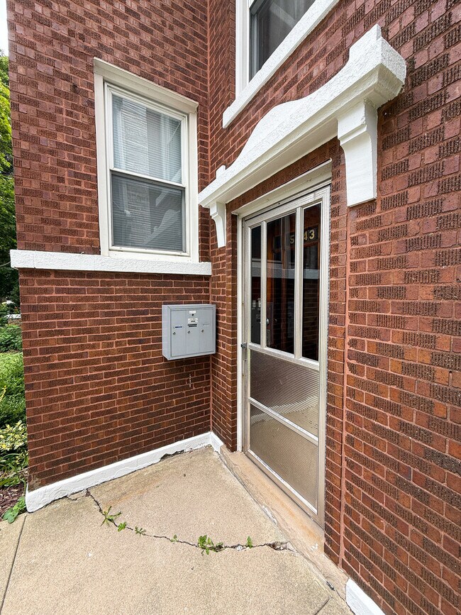 Building Photo - 5043 W Argyle St