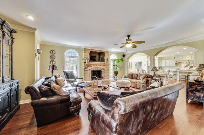 Building Photo - 347 Willowood Ln