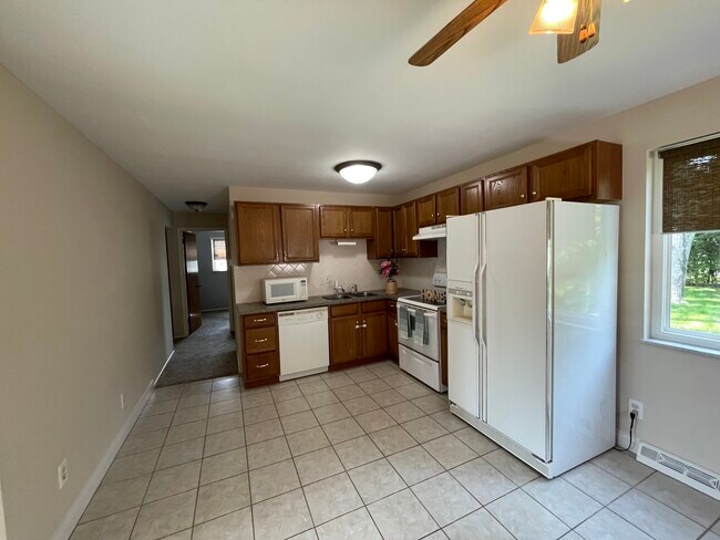 Building Photo - 3636 Vernier Dr