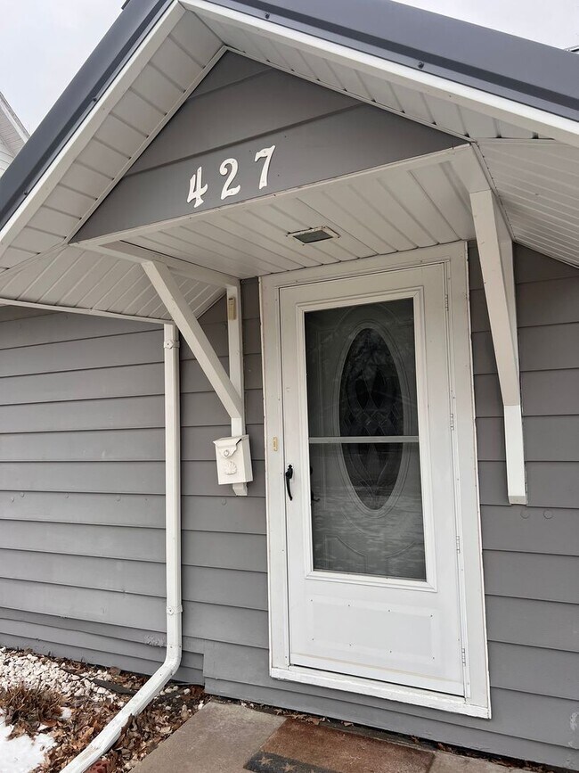 Building Photo - 2 bedroom home in Boone, fenced in yard, great for families!