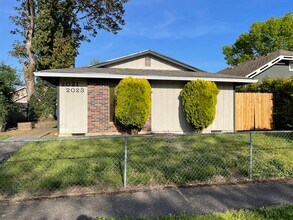 Building Photo - 2021 Thompson Ave