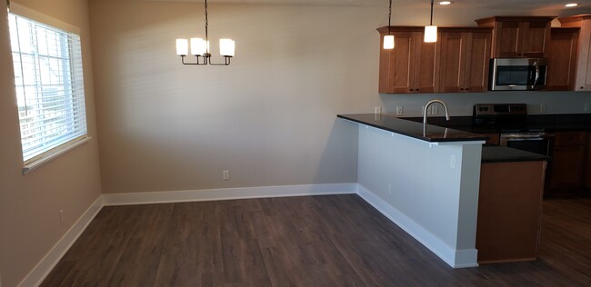 Building Photo - 744 Bellezza St