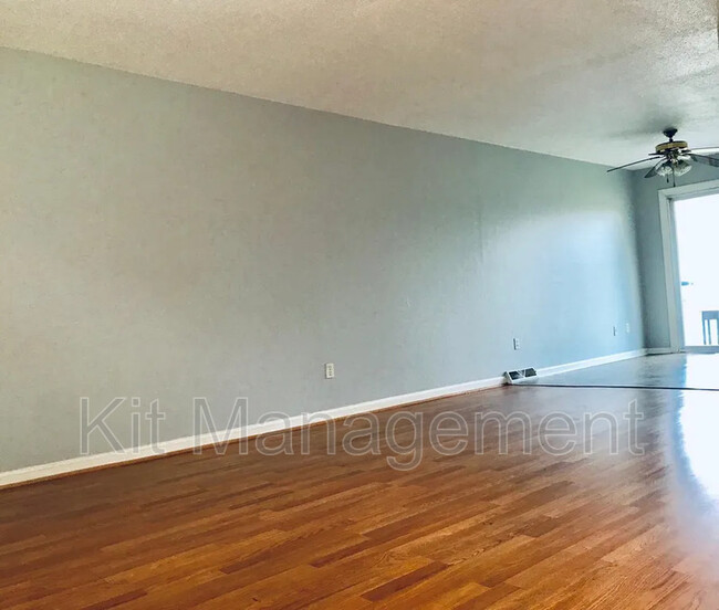 Foto del edificio - 6055 Lewis Ave