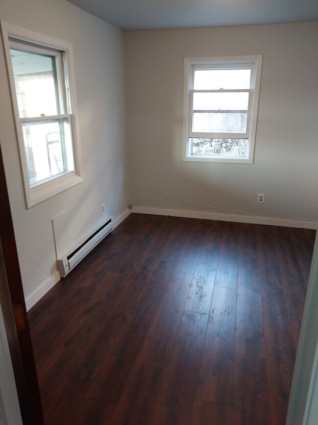 Dormitorio - 112 S Main St