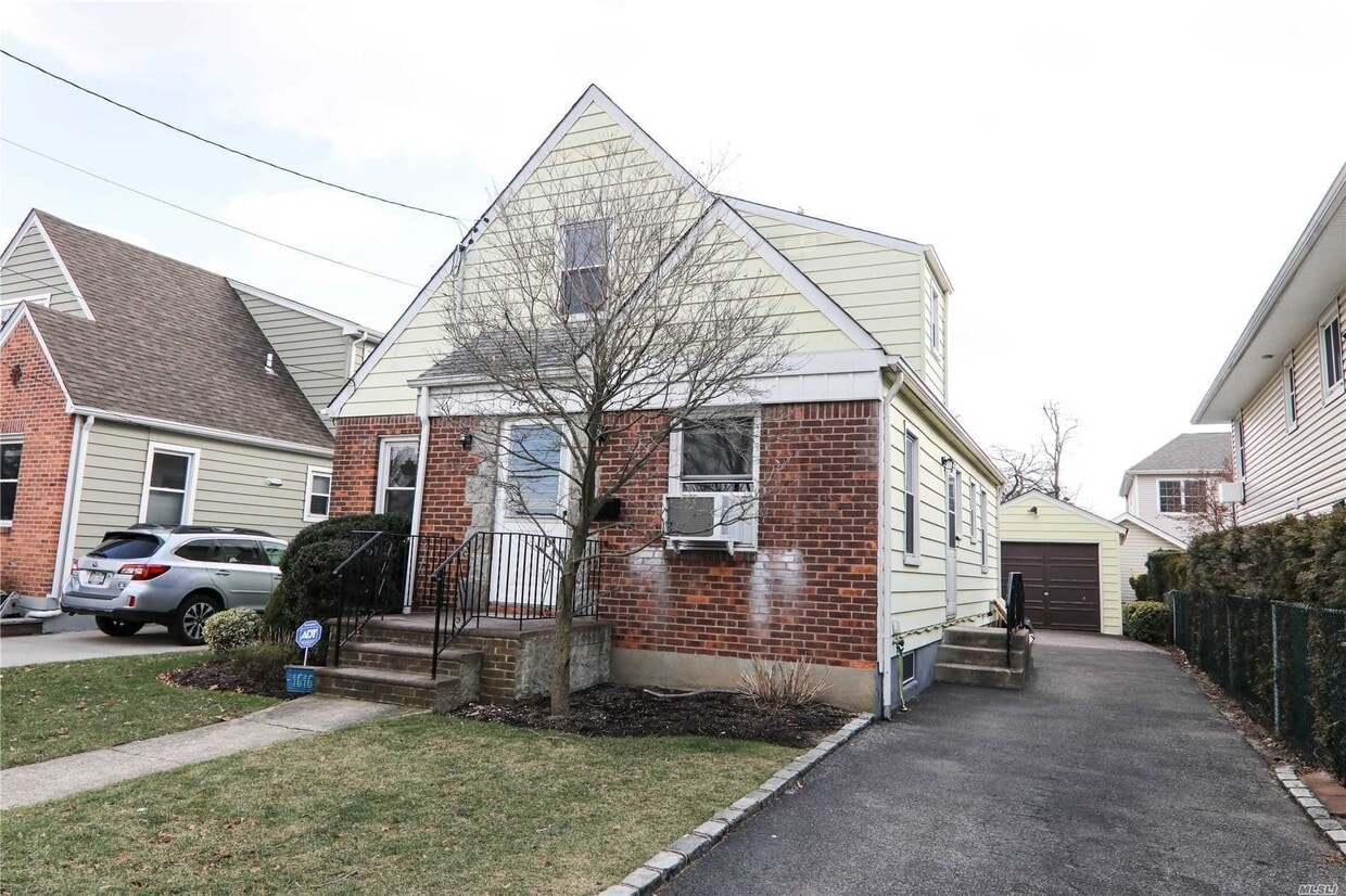 1616 Lowell Ave, New Hyde Park, NY 11040 House Rental in New Hyde Park, NY