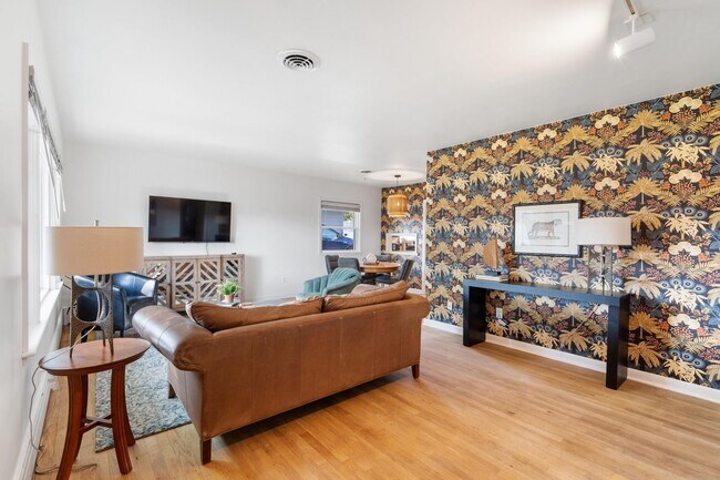 Foto del edificio - $2,995 | 4 Bedroom, 2 Bathroom House | Pet...