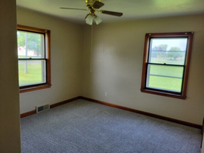 Lower West Bed - 220 Middle Rd