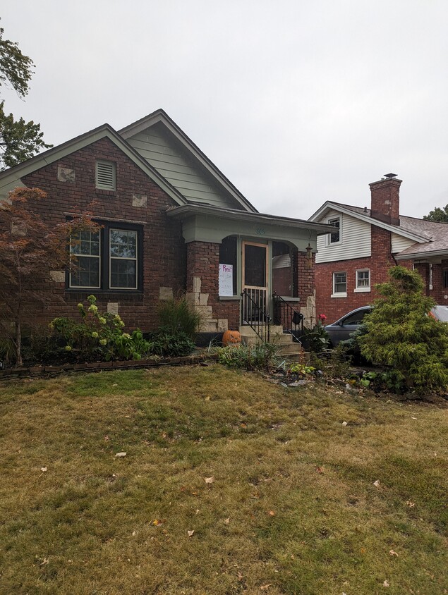 garden in front yard - 605 Ervay Ave