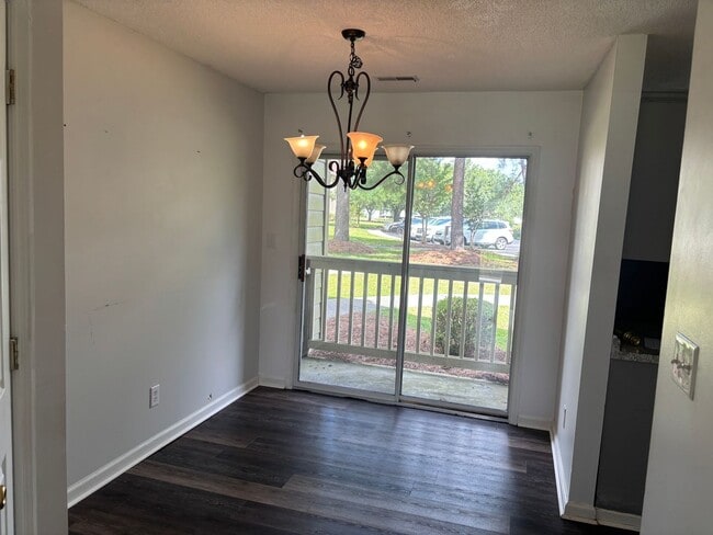 Building Photo - 2 Bedroom 2 bath on bottom floor at Myrtle...