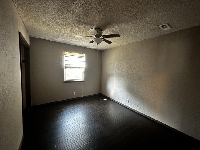 Building Photo - 2617 S Poplar Ave