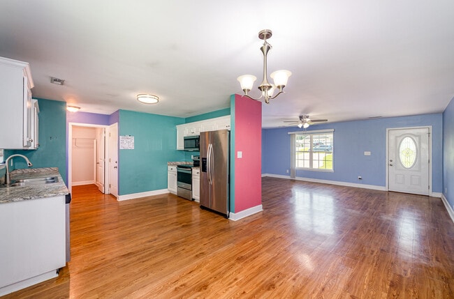 Building Photo - 3200 Silver Fox Cir