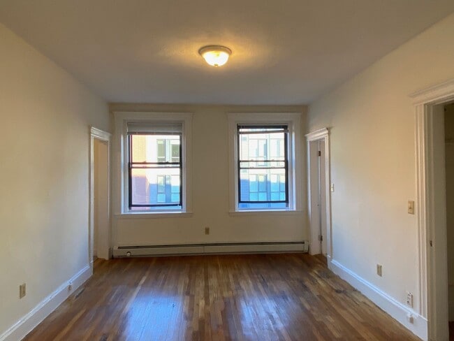 Building Photo - Large sunny studio in a prime location in ...