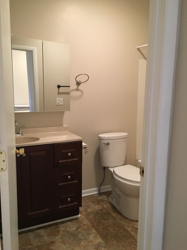 Baño del estudio - 4606 Old Grand Ave