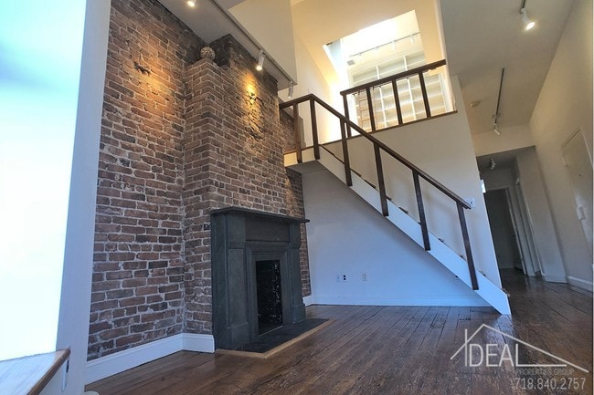 Building Photo - 667 Degraw St