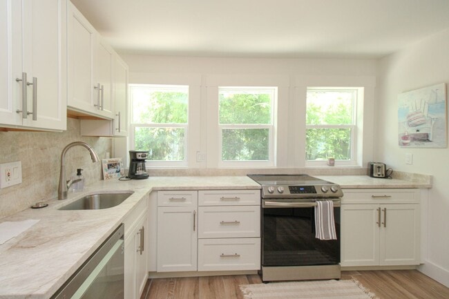 Building Photo - ** GORDON DRIVE FULLY REMODELED COTTAGE FO...