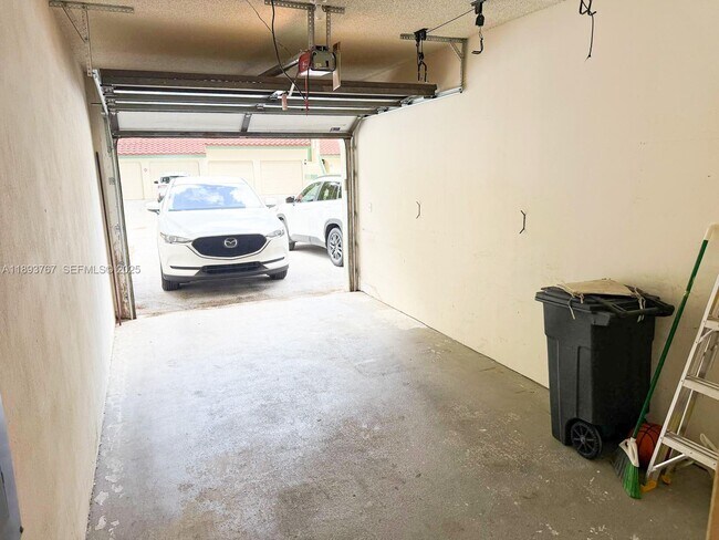 Foto del edificio - 12 Lexington Ln E