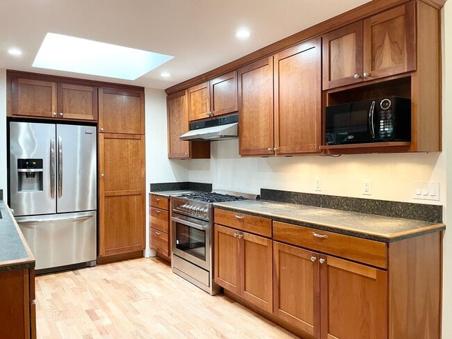 Building Photo - Remodeled 3+1 Bed 2 Bath Rambler in Juanita