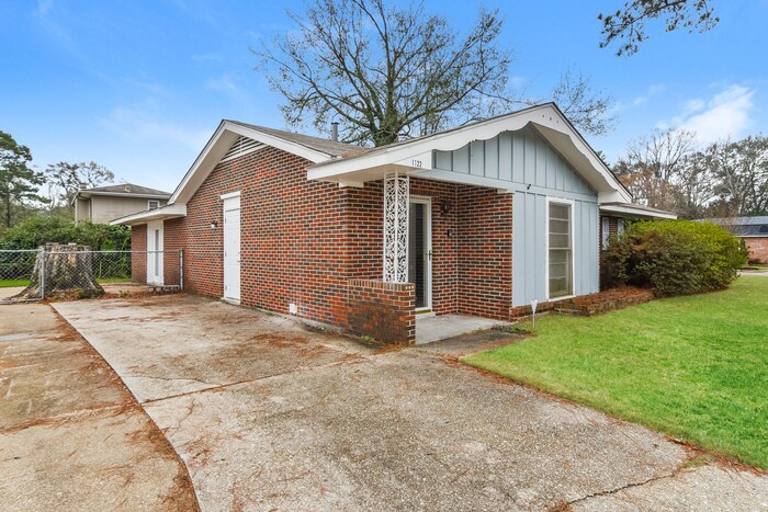 Primary Photo - Nice Prattville Home with Loads of Character
