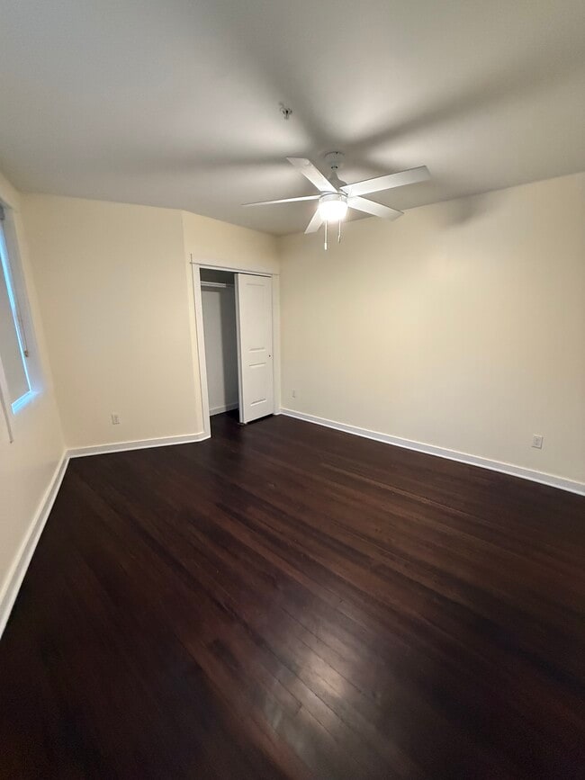 Foto del edificio - Busy Corner