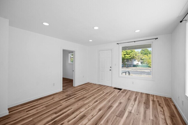 Foto del edificio - Northeast Spokane Home - Completely Remode...