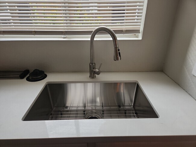 Building Photo - 2 Bed / 1.5 Bath