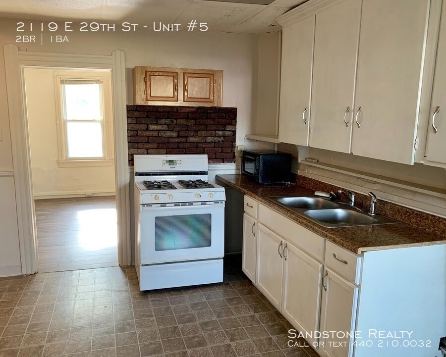 Washer/Dryer Hookups on First Floor! Room for Rent in Lorain, OH