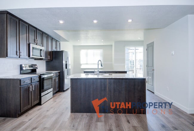 Building Photo - 1055 W 400 S