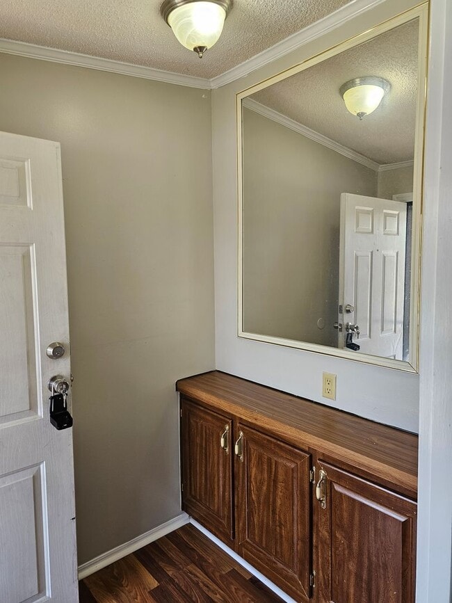 Building Photo - NEW LISTING!!!!!