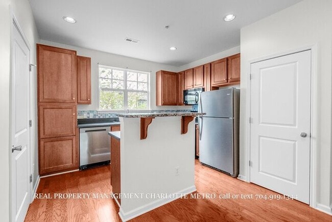 Building Photo - Charming 2 Bed, 2 Bathroom city Retreat Near Uptown Charlotte & Greenway Access