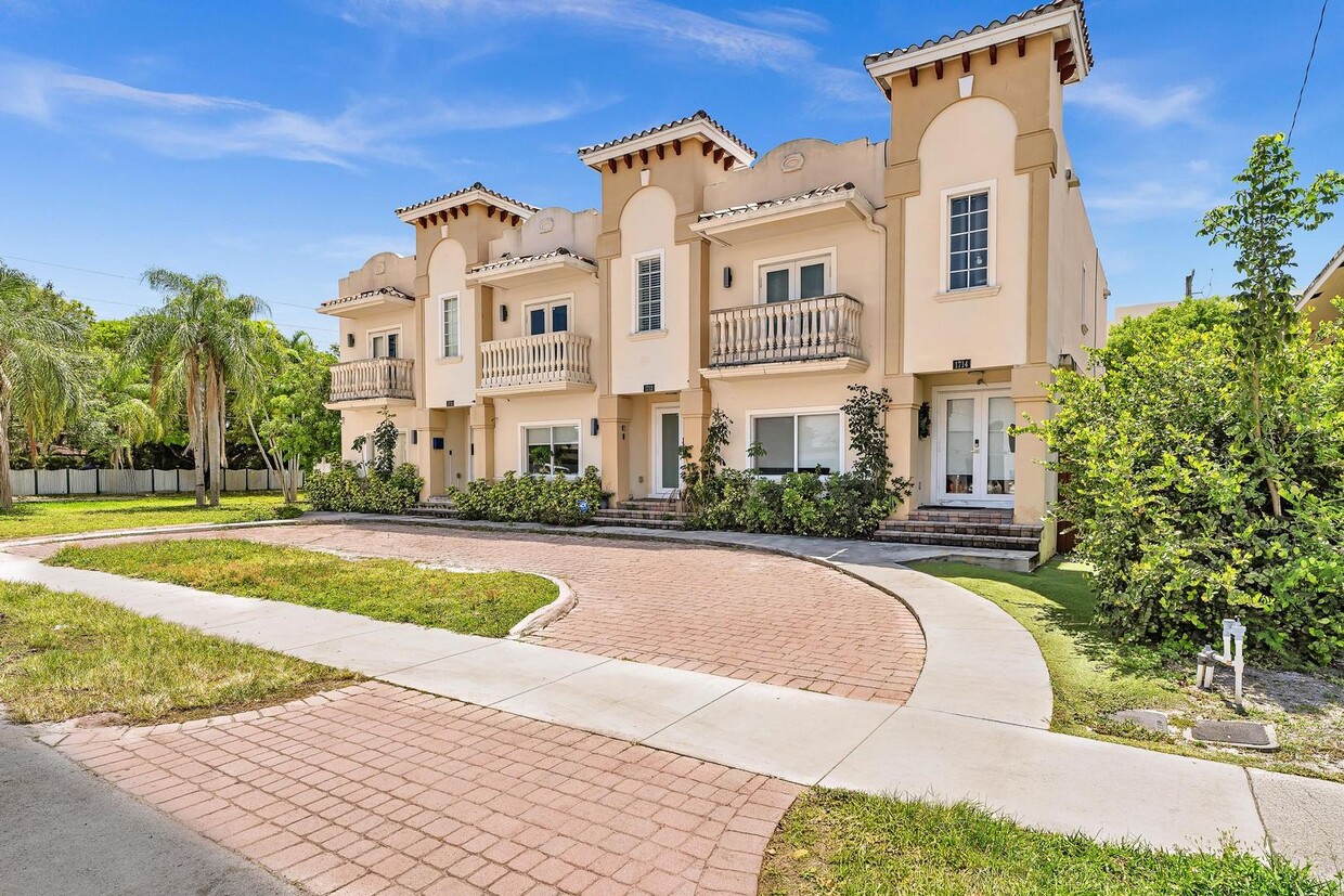 Fully Furnished Townhome in East Hollywood – Utilities included! - Fully Furnished Townhome in East Hollywood – Utilities included!